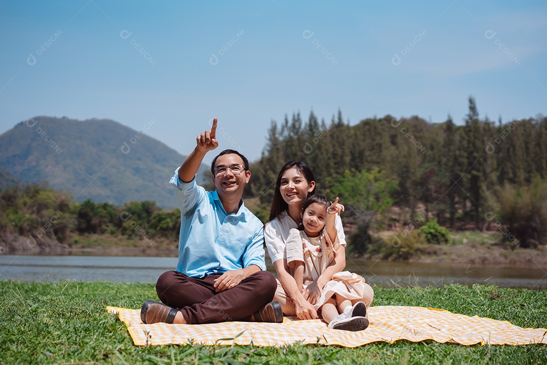 Família feliz na natureza viaja. família no fim de semana brincando juntos