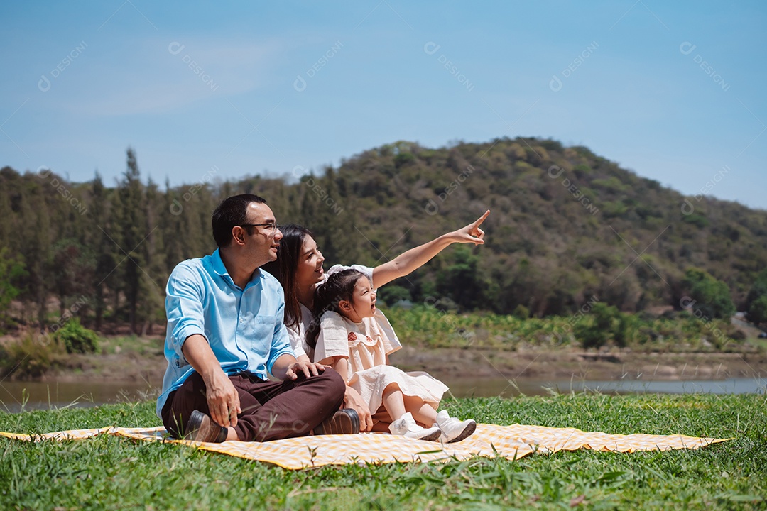 Família feliz na natureza viaja. família no fim de semana brincando juntos