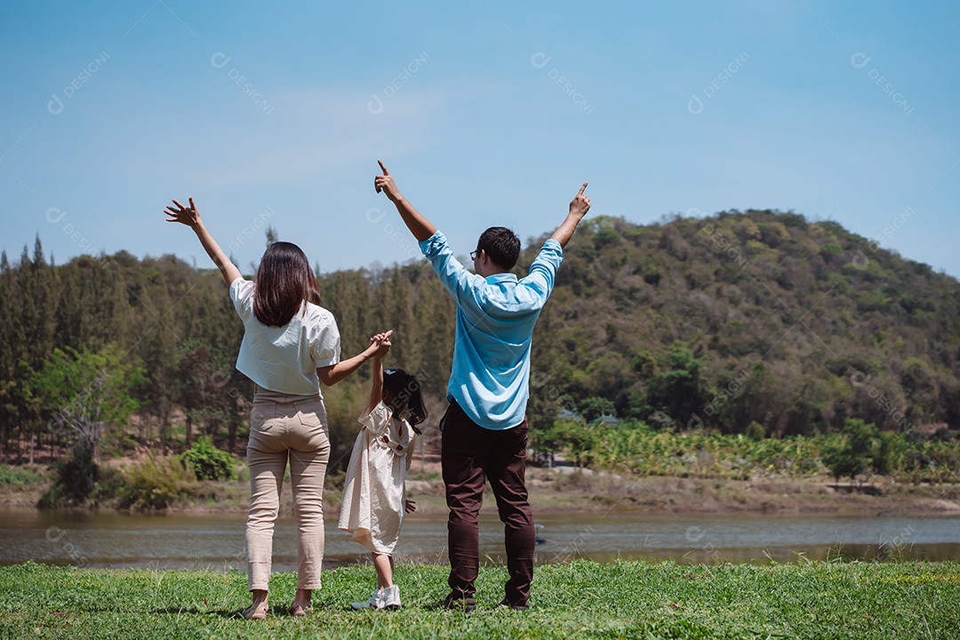 Família feliz na natureza viaja. família no fim de semana brincando juntos