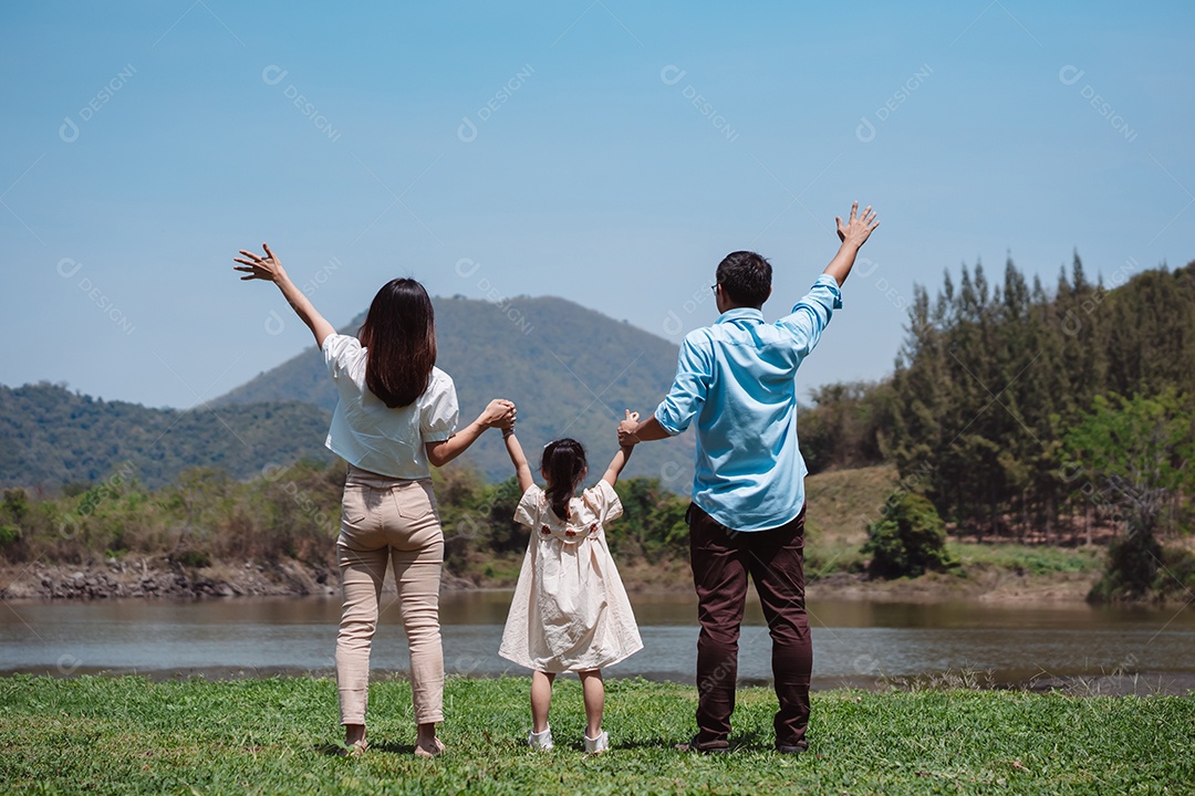 Família feliz na natureza viaja. família no fim de semana brincando juntos