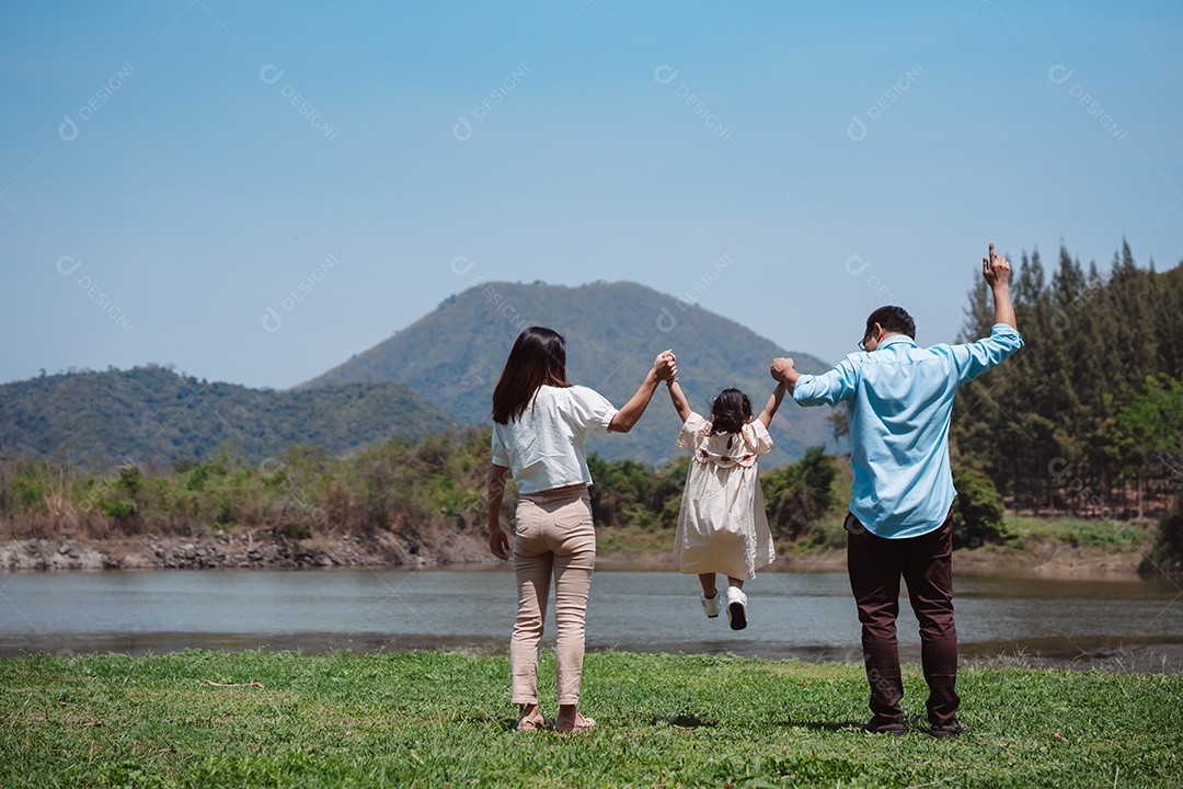 Família feliz na natureza viaja. família no fim de semana brincando juntos