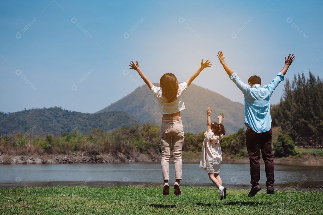 Família feliz na natureza viaja. família no fim de semana brincando juntos