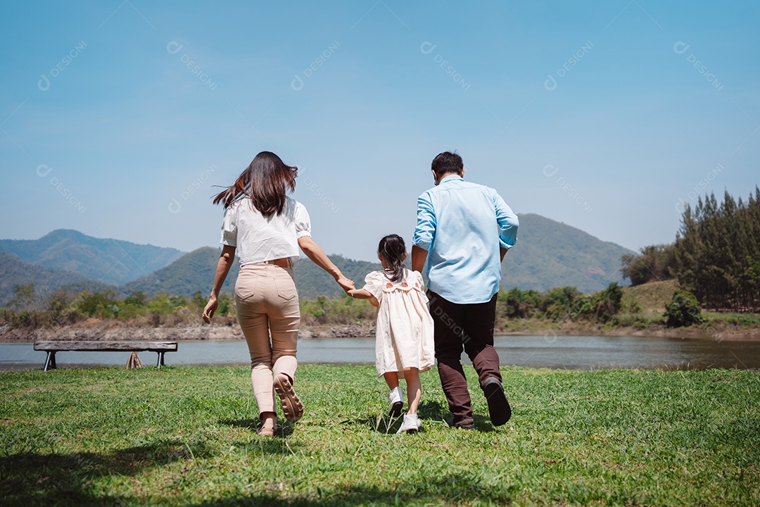Família feliz na natureza viaja. família no fim de semana brincando juntos
