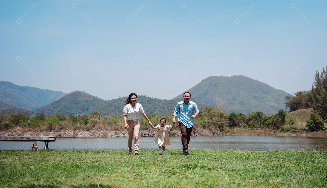 Família feliz na natureza viaja. família no fim de semana brincando juntos