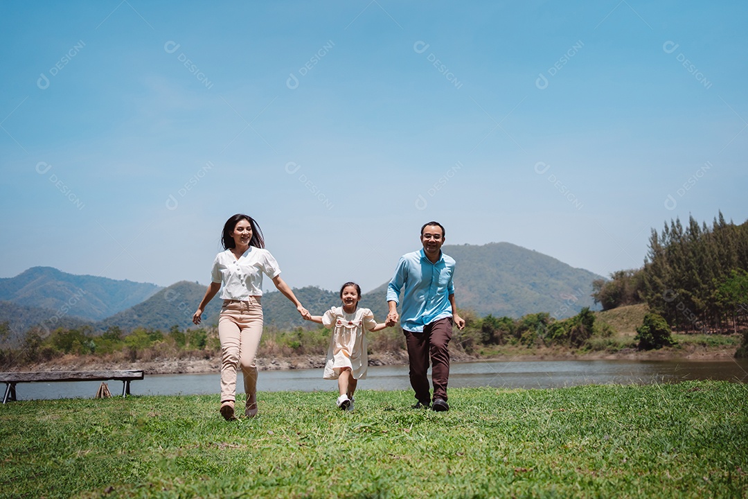 Família feliz na natureza viaja. família no fim de semana brincando juntos