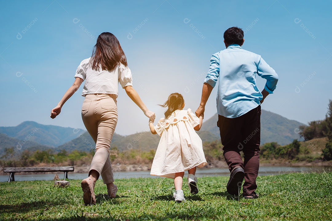 Família feliz na natureza viaja. família no fim de semana brincando juntos