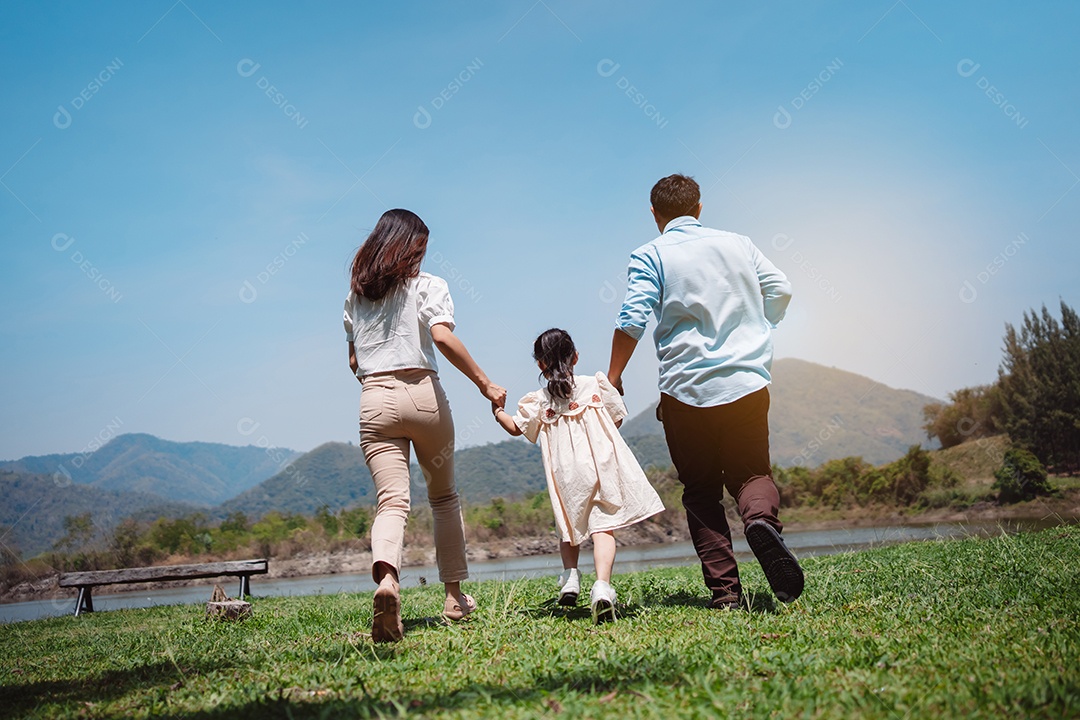 Família feliz na natureza viaja. família no fim de semana brincando juntos