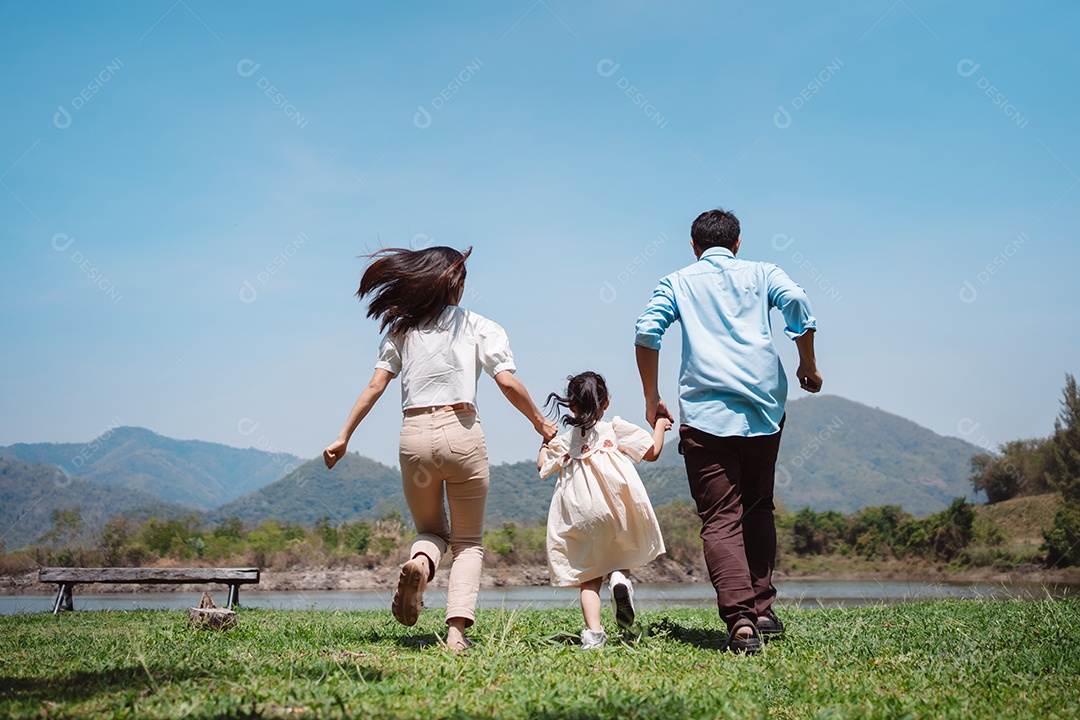 Família feliz na natureza viaja. família no fim de semana brincando juntos