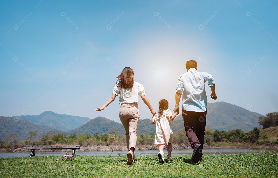 Família feliz na natureza viaja. família no fim de semana brincando juntos