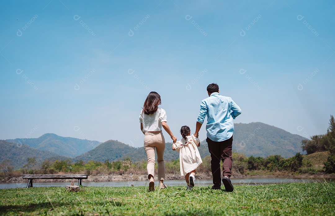 Família feliz na natureza viaja. família no fim de semana brincando juntos