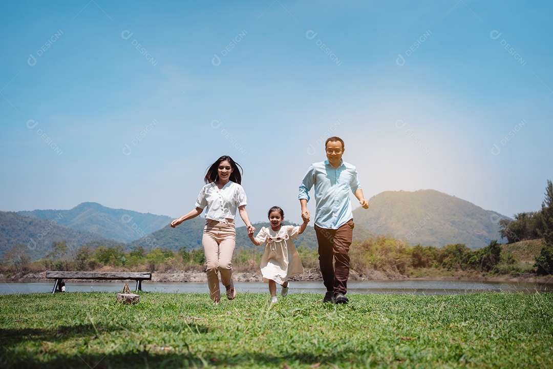 Família feliz na natureza viaja. família no fim de semana brincando juntos