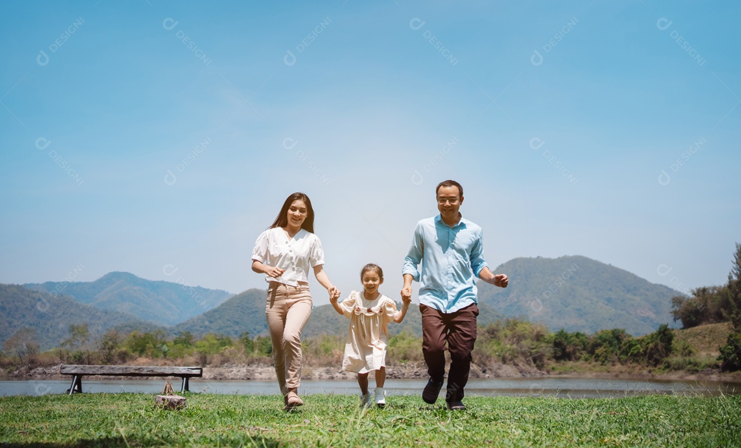 Família feliz na natureza viaja. família no fim de semana brincando juntos