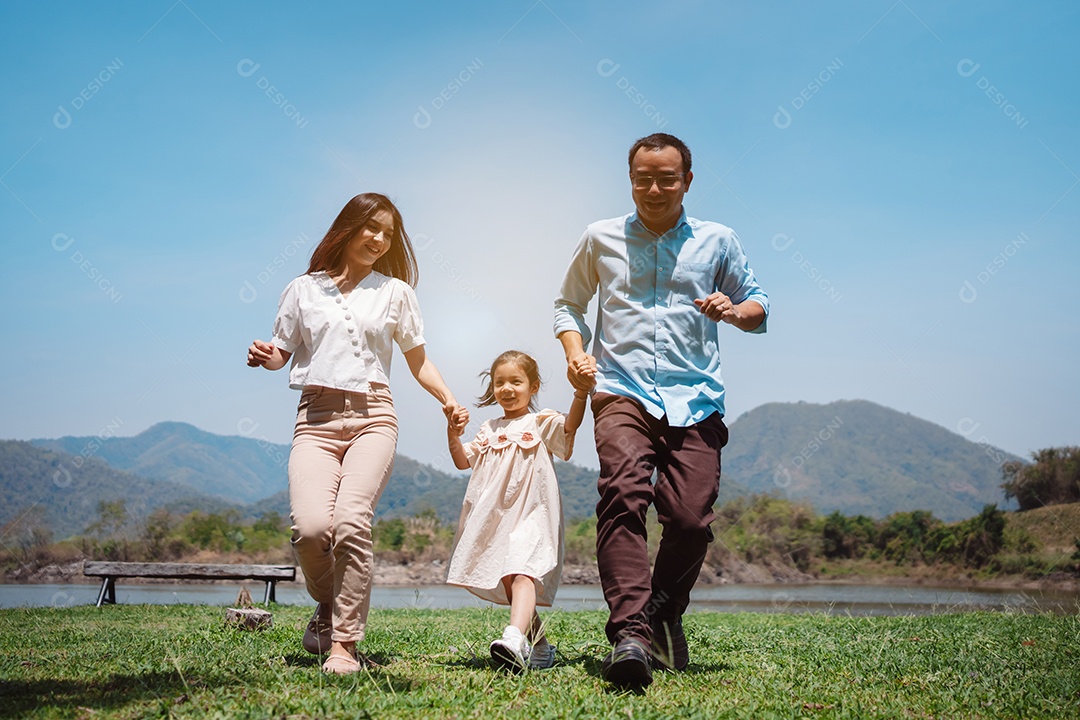 Família feliz na natureza viaja. família no fim de semana brincando juntos no prado
