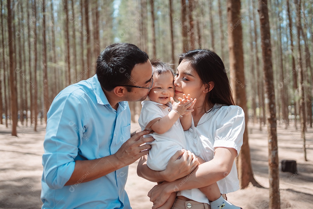 Família feliz na natureza viaja. família no fim de semana brincando juntos na floresta.