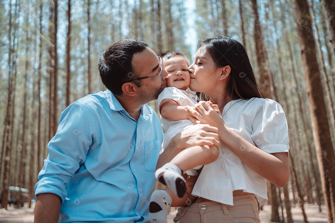 Família feliz na natureza viaja. família no fim de semana brincando juntos na floresta.