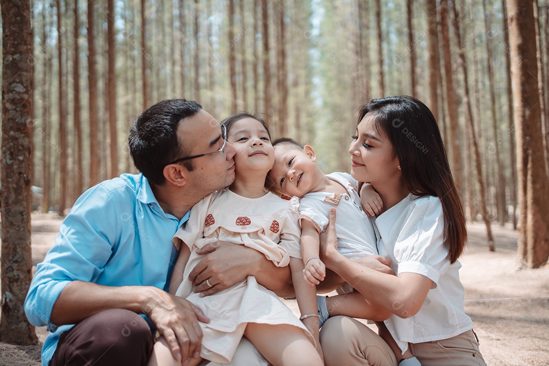 Família feliz na natureza viaja. família no fim de semana brincando juntos na floresta.