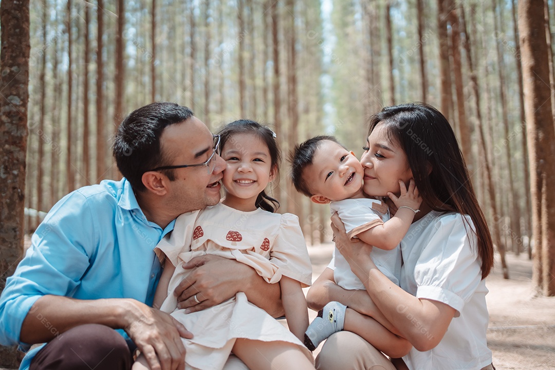 Família feliz na natureza viaja. família no fim de semana brincando juntos na floresta.