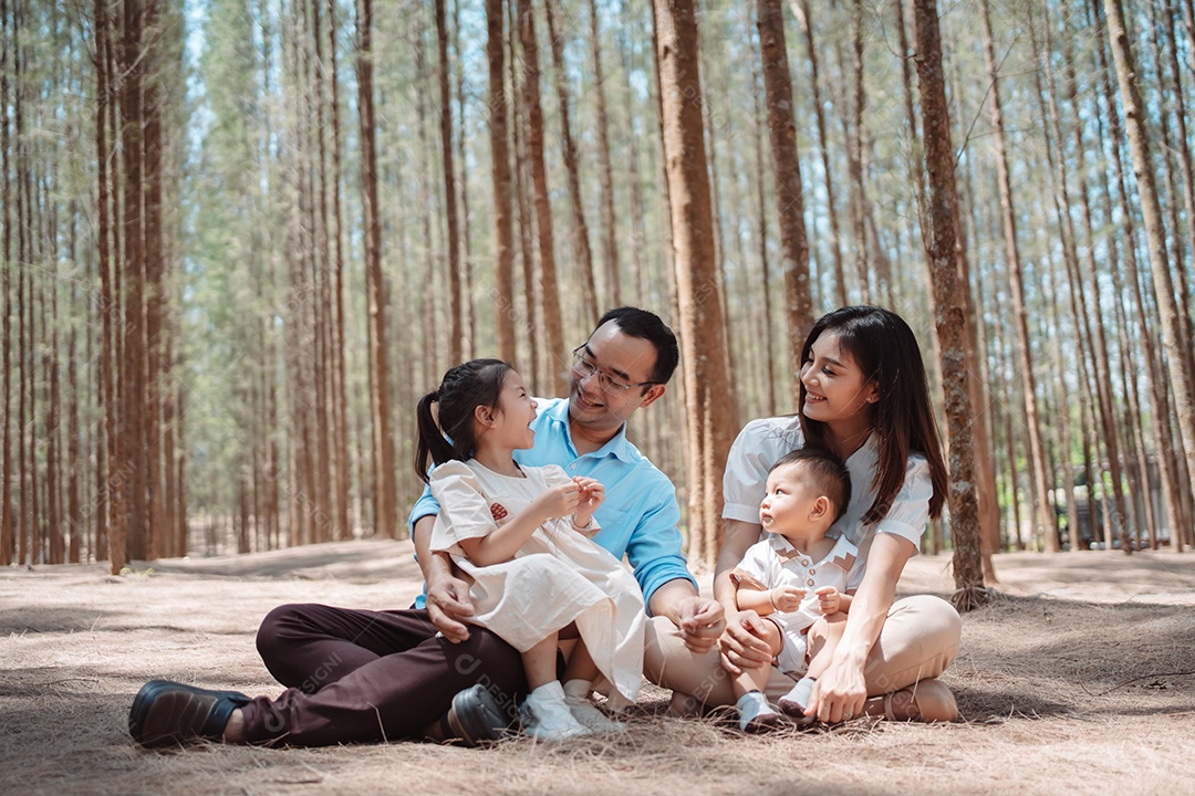 Família feliz na natureza viaja. família no fim de semana brincando juntos na floresta.