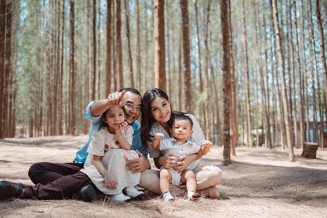 Família feliz na natureza viaja. família no fim de semana brincando juntos na floresta.