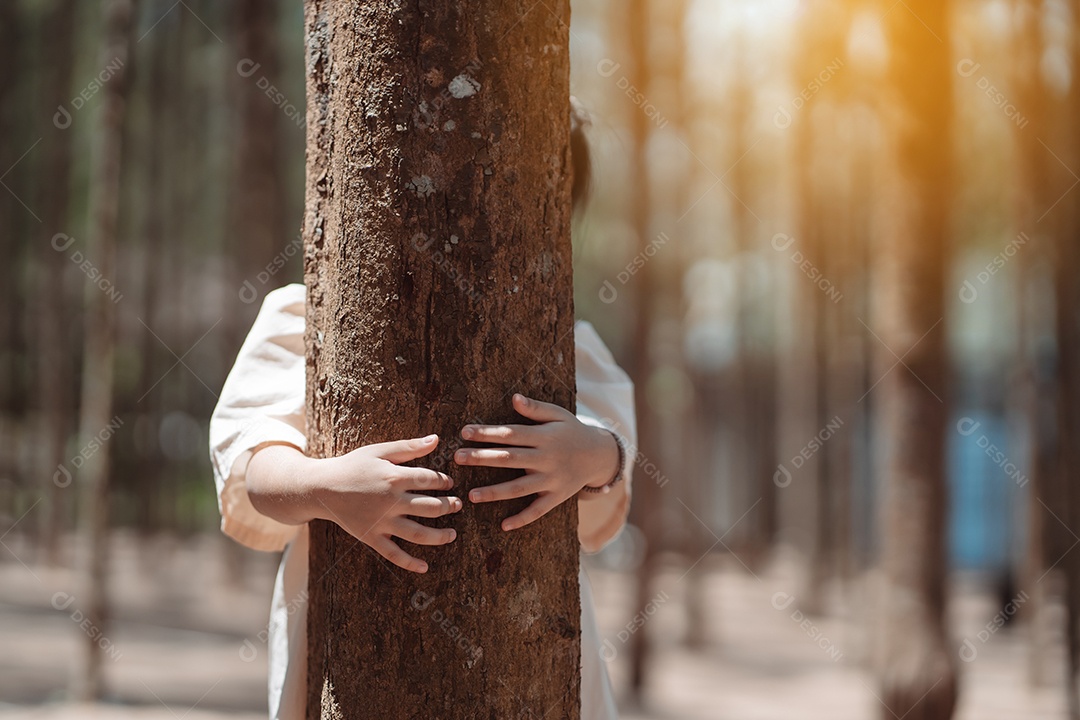 Menina brincando se escondendo atrás da árvore e acenando com a família
