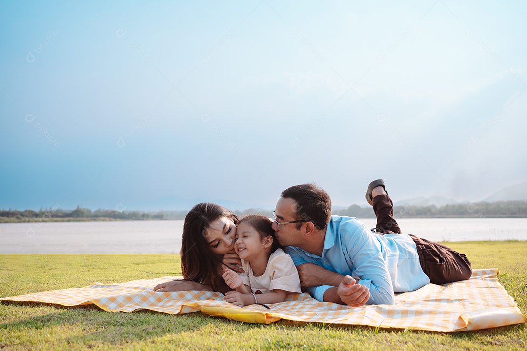 Família feliz no parque no fim de semana.