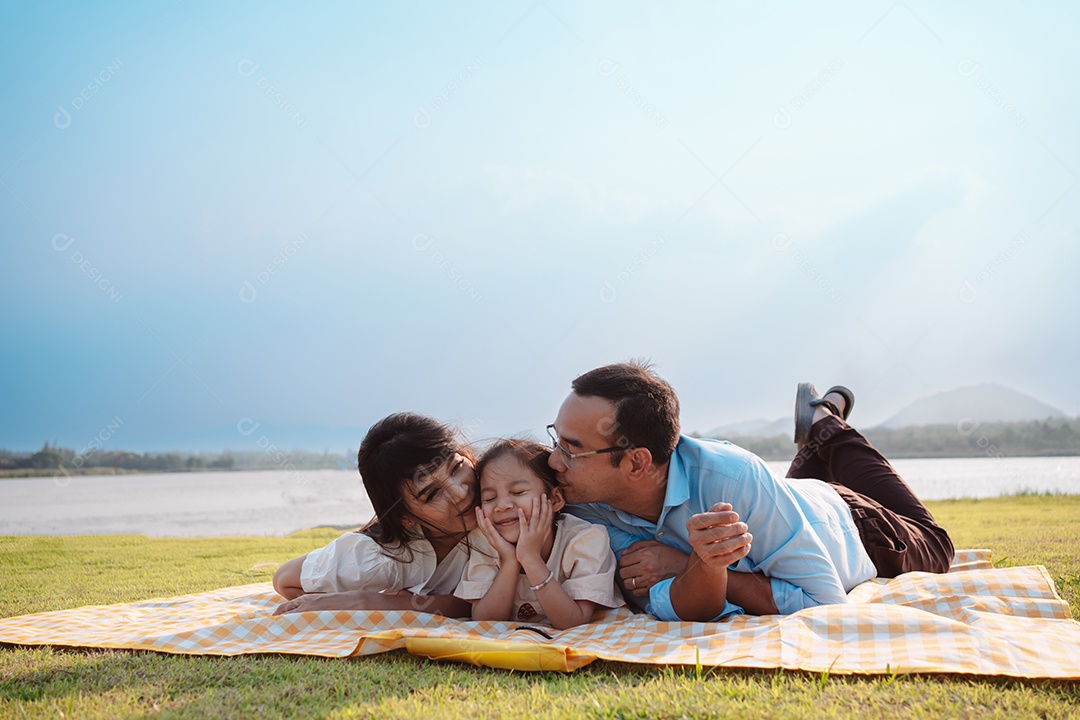 Família feliz no parque no fim de semana.