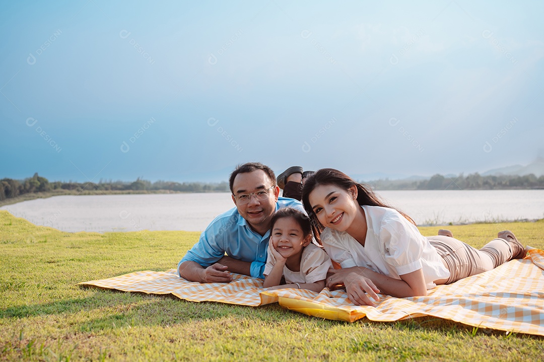 Família feliz no parque no fim de semana.