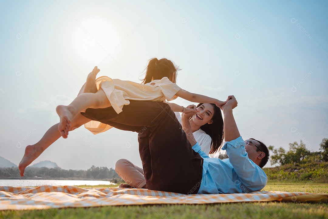 Família feliz no parque no fim de semana.