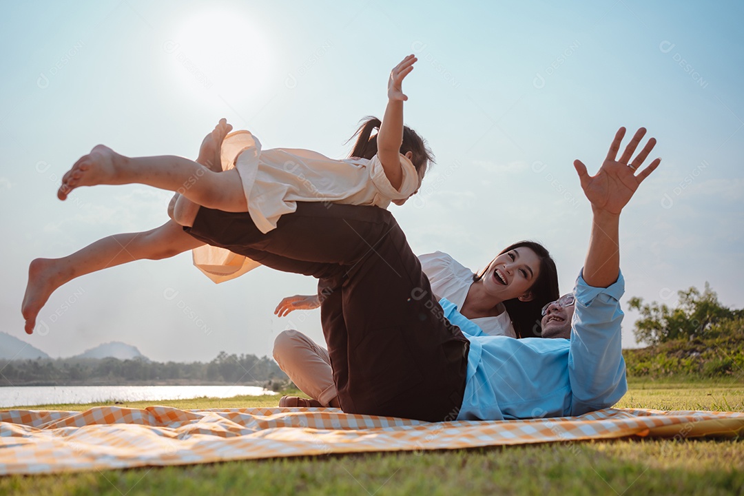 Família feliz no parque no fim de semana.
