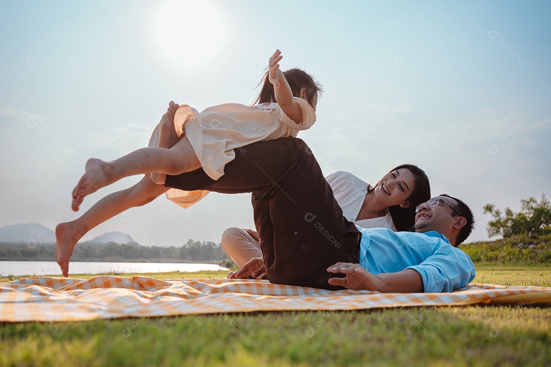Família feliz no parque no fim de semana.