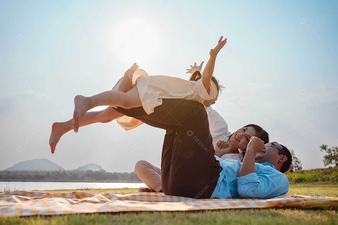 Família feliz no parque no fim de semana.