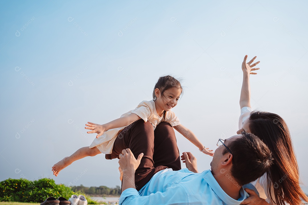 Família feliz no parque no fim de semana.