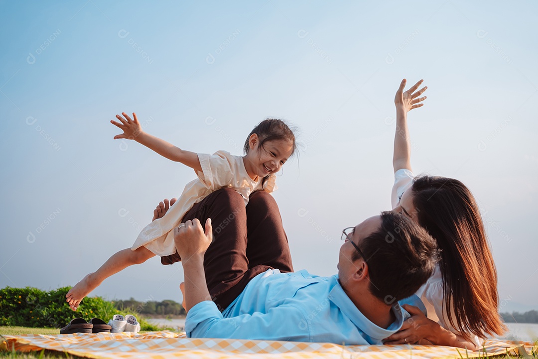 Família feliz no parque no fim de semana.