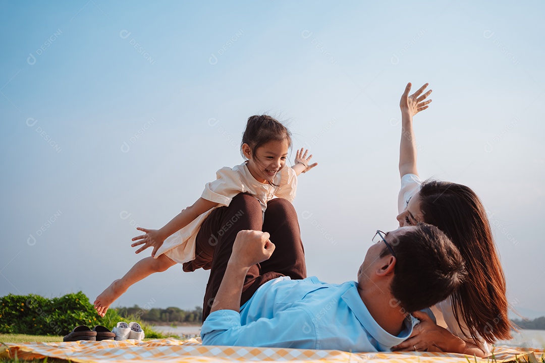 Família feliz no parque no fim de semana.