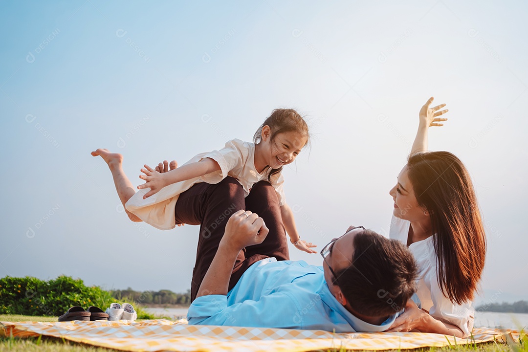 Família feliz no parque no fim de semana.