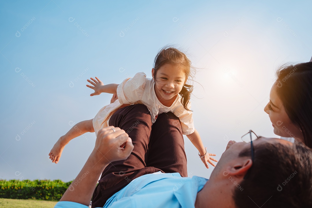 Família feliz no parque no fim de semana.