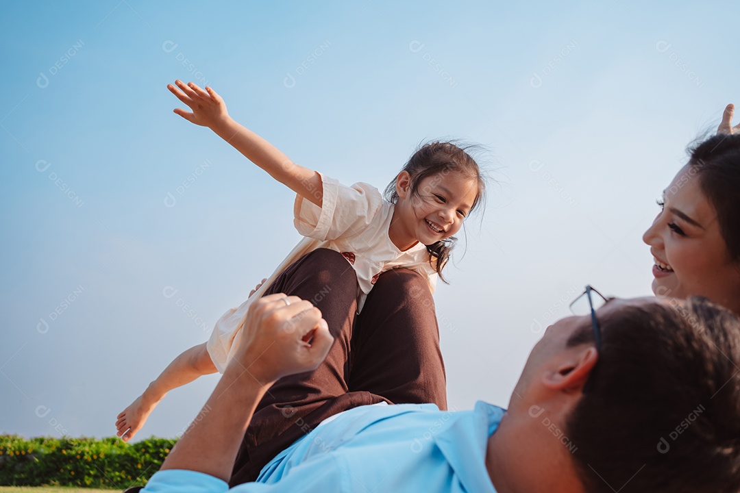 Família feliz no parque no fim de semana.