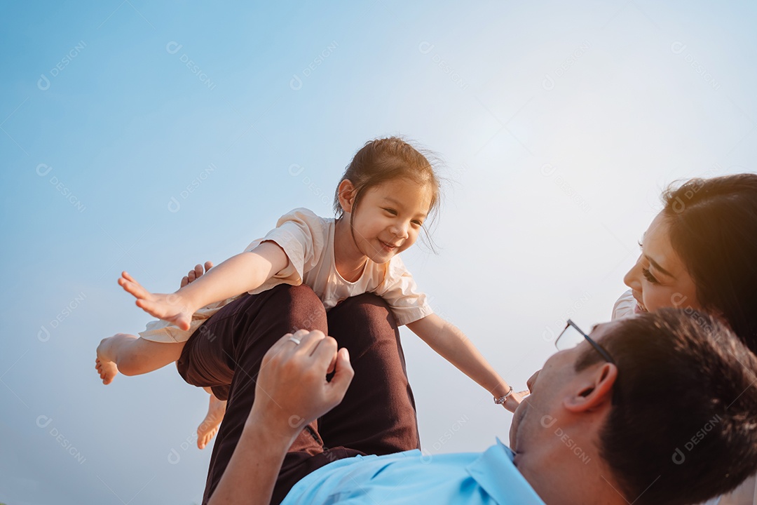 Família feliz no parque no fim de semana.