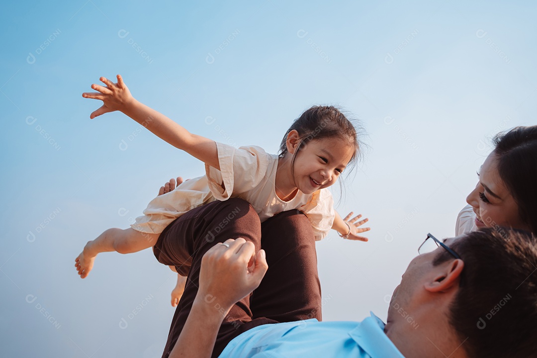 Família feliz no parque no fim de semana.