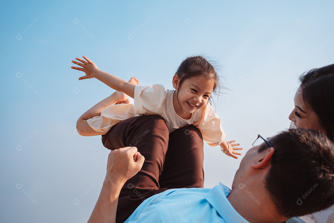 Família feliz no parque no fim de semana.