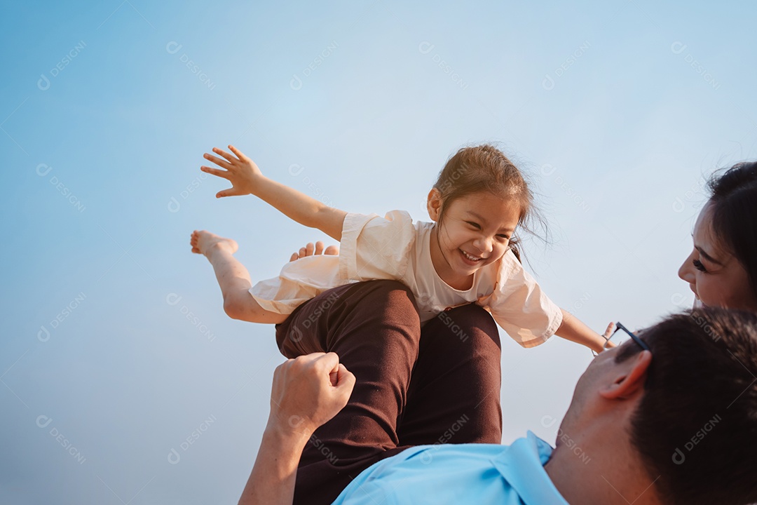 Família feliz no parque no fim de semana.