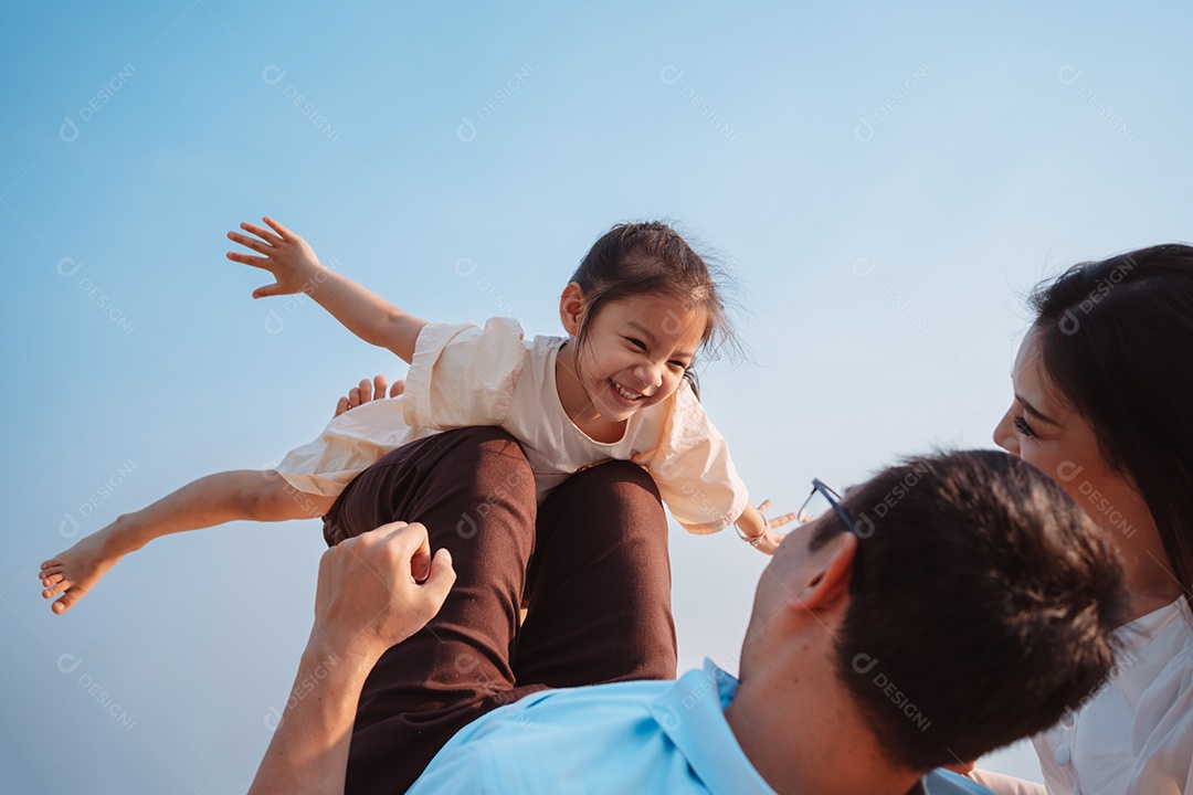 Família feliz no parque no fim de semana.
