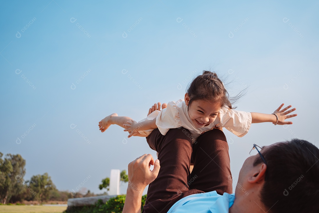 Família feliz no parque no fim de semana.