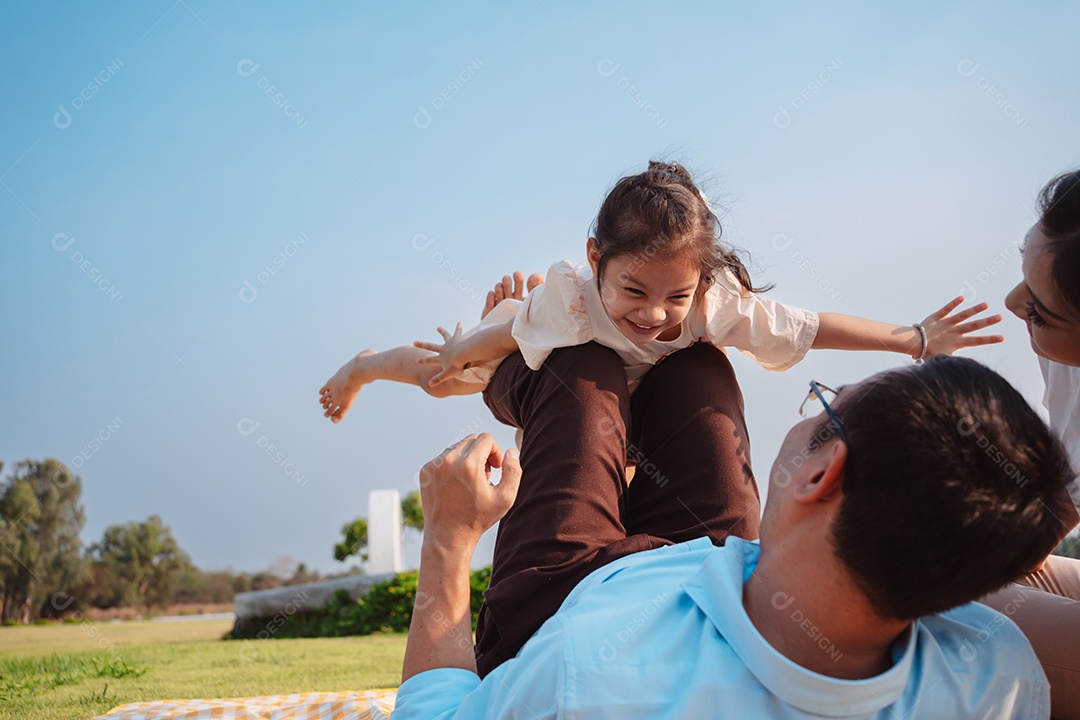 Família feliz no parque no fim de semana.