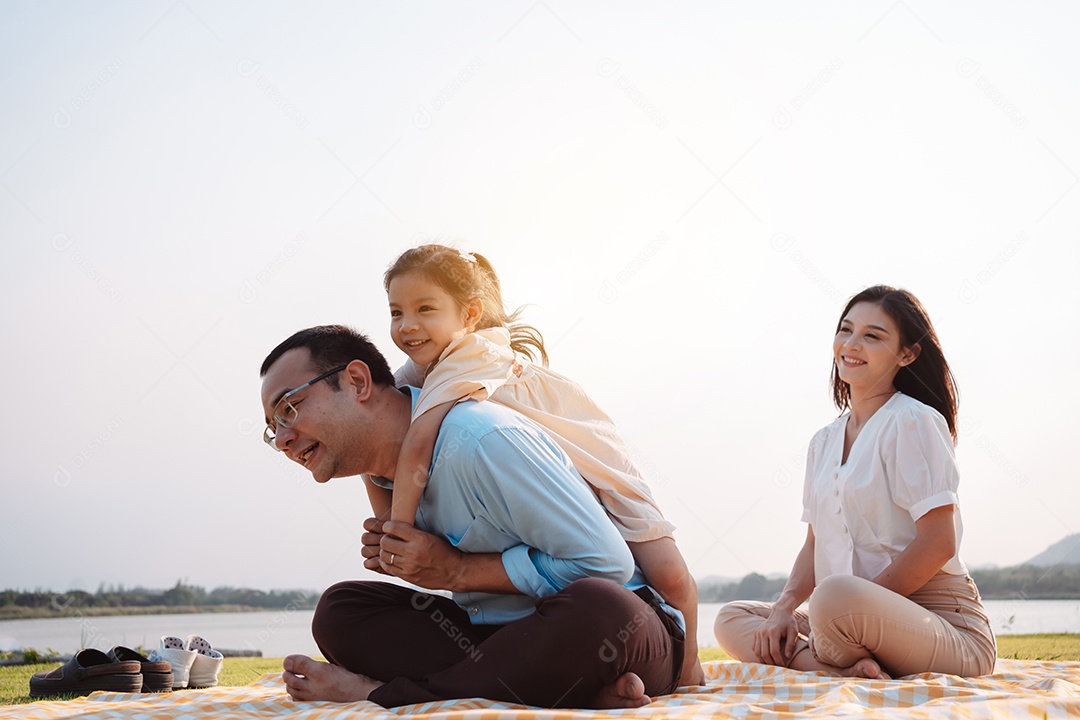 Família feliz no parque no fim de semana.