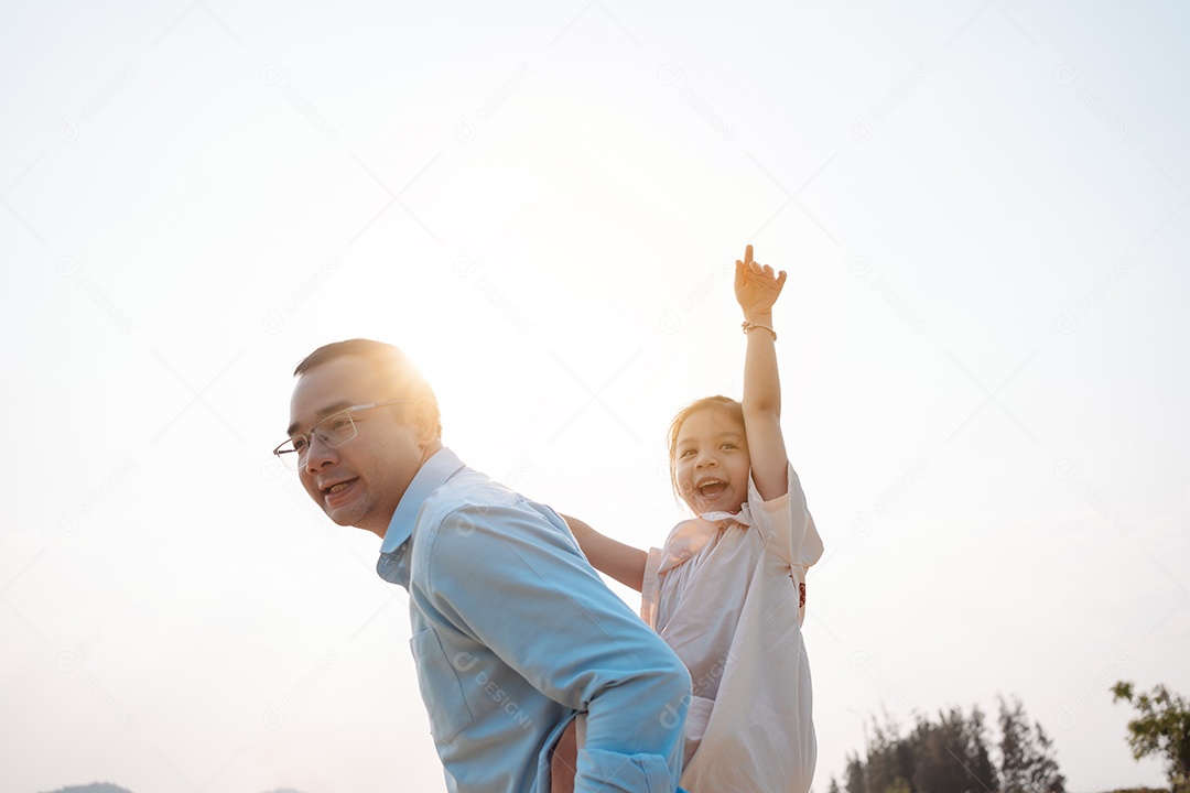 Família feliz no parque no fim de semana.