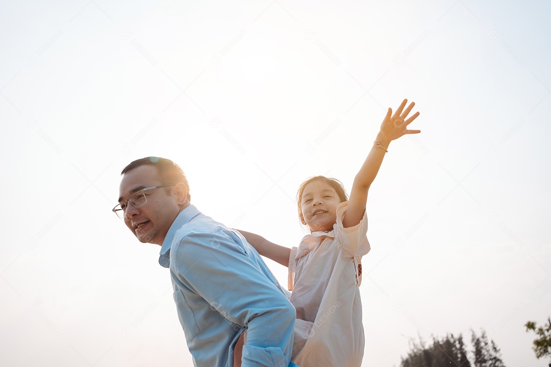 Família feliz no parque no fim de semana.