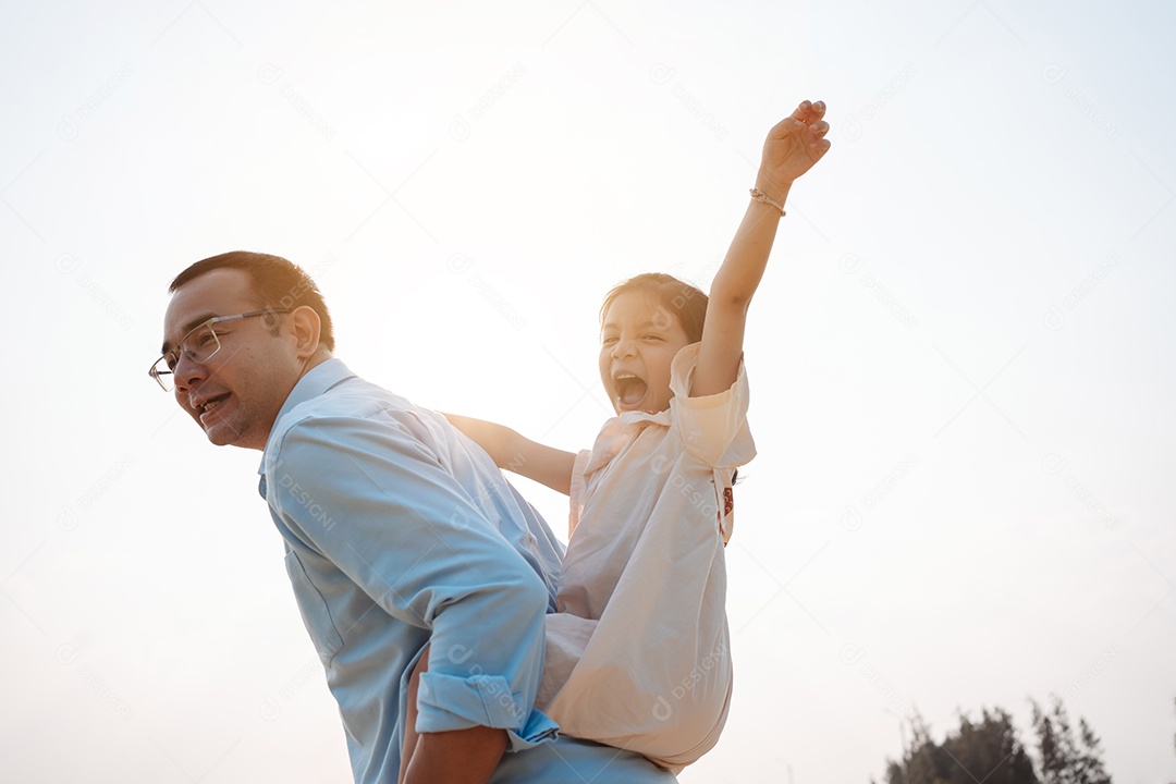 Família feliz no parque no fim de semana.