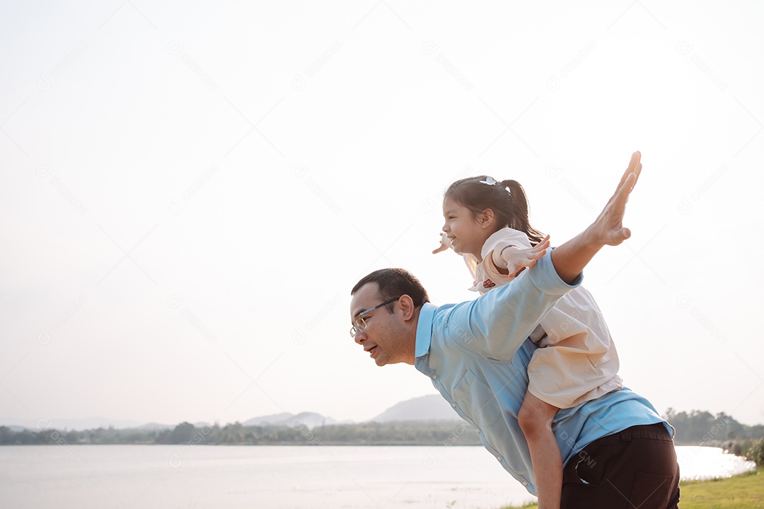 Família feliz no parque no fim de semana.