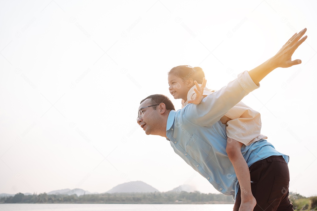 Família feliz no parque no fim de semana.